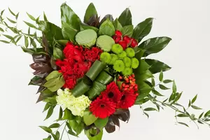 boeket rode bloemen middel