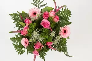 Boeket roze bloemen middel